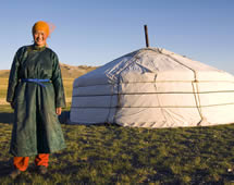 Mongolei Frau vor Jurte
