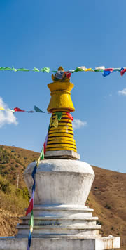 Stupa dekoriert mit Gebetsfahnen in Bhutan
