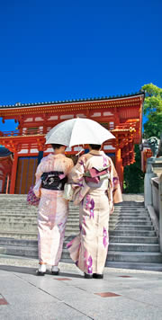 japan Geishas vor Tempel