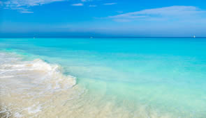 Kuba Strand mit türkisem Wasser 