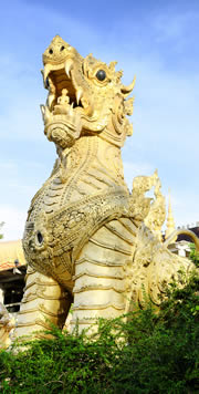 goldene Tempelfigur in Myanmar