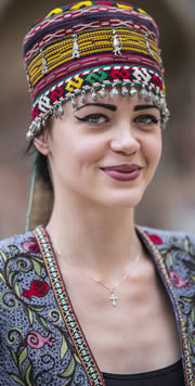 Frau in landestypischer Tracht Uzbekistan