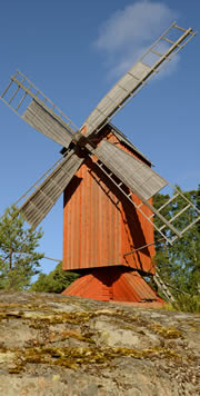 alte rote Windmühle auf den Aaland Inseln