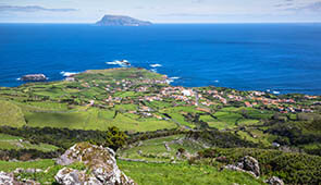 Landschaft der Insel Flores auf den Azoren