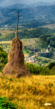 Heuhaufen in ländlicher Gegend in Rumänien