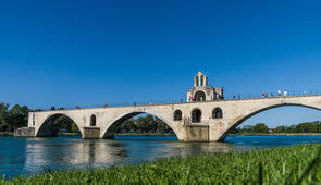 Blick auf eine Brücke in der Provence in Frankreich