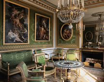 der grüne Raum im Schloss Versailles mit Möbeln und Gemälden
