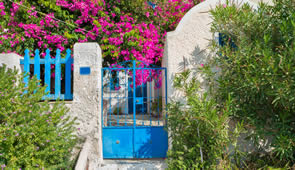 Gartentor mit Blumen auf der Insel Santorini