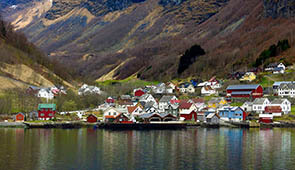 norwegisches Dorf am Fjord