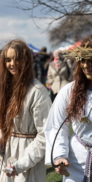 Krakau Volksfest Rekawka historische Nachstellung Mädchen in historischer Kleidung