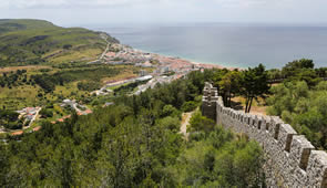 Portugal Sesimbra Anfahrt Blick auf die Bucht und das Meer