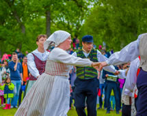 Göteborg Midsommer Menschen tanzen und feiern