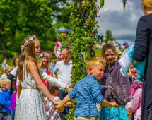Göteborg Midsommer Kinder tanzen und feiern