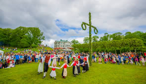 Göteborg Midsommer Menschen tanzen und feiern