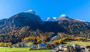 Bernina Express vor Alpenpanorama in der Schweiz