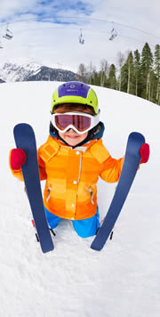Winterurlaub mit Kind Skifahren 