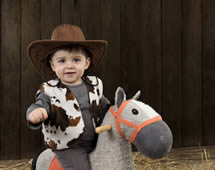 kleiner Junge im Cowboykostüm