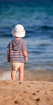 Kleinkind am Strand von Rhodos