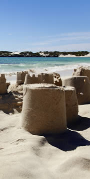 Strandurlaub mit Kind Sandburgen bauen 