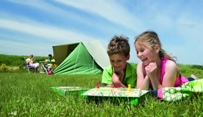Kinder auf Zeltplatz von Landal GreenParks