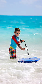 Junge mit bodyboard im Wasser