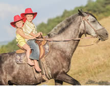 Kinder reiten auf einem Pferd