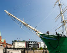 Hamburger Hafen mit Segelschiff