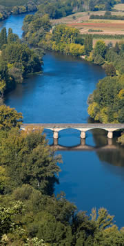 Brücke in der Stadt Domme in der Dordogne