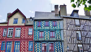farbenfrohe Gebäude in Rennes in der Normandie