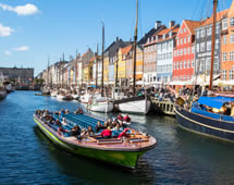 Schiff in Nyhaven einem berühmten Stadtteil von Kopenhagen