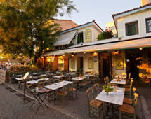 Restaurant in Athen im Abendlicht