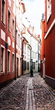 enge Gasse in der Altstadt von Riga