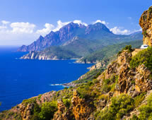 Korsika Blick von den Bergen auf das Meer