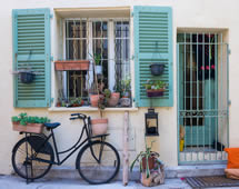 Fahrrad an Haus in der Altstadt von Nizza
