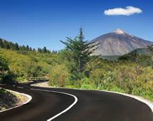 Teneriffa Straße im Landesinneren mit Blick auf Vulkan