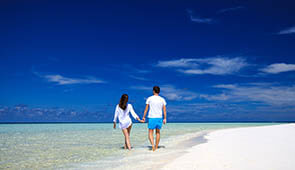 Paar am Strand der Malediven