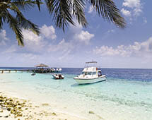 Boote am Strand der Malediven