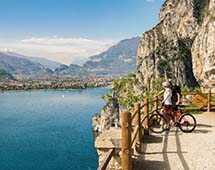 Italien Gardasee Fahrradfahrer