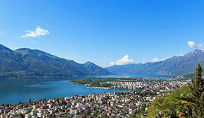 Panoramablick auf den Lago Maggiore in Ticino