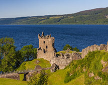 Loch Ness Schottland und Urquhart Castle