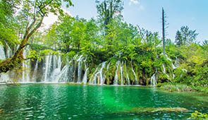 Wasserfall in der Seenlandschaft des Plitvicer Nationalparks