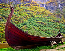 altes Wikingerboot im Sognefjord