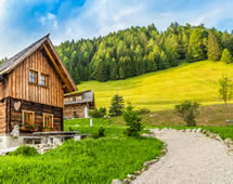Österreich Kärnten Wanderweg an einer Holzhütte