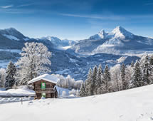 verschneite Bergwelt mit Schutzhütte in Bayern