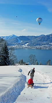 Schlittenfahrt durch verschneite Landschaft in Bayern