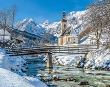 verschneites Bergdorf in Bayern