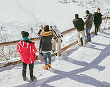 Wintersportler auf Aussichtsplattform in Zakopane