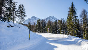 verschneite Straße in den Dolomiten
