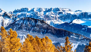 verschneite Bergwelt in den Dolomiten