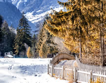 verschneite Winterlandschaft in den Dolomiten